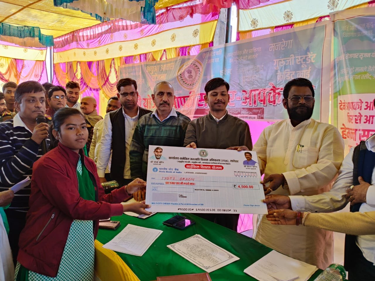 चंदवा के सेरक पंचायत में आपकी योजना,आपकी सरकार, आपके द्वार कार्यक्रम का किया गया