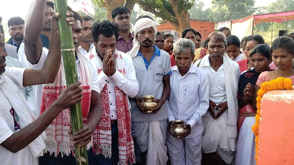 घाघरा के चपका में शहीद संतोष उरांव की प्रतिमा स्थापित करने को लेकर किया गयाभूमि पूजन। घाघरा के चपका में शहीद संतोष उरांव की प्रतिमा स्थापित करने को लेकर किया गयाभूमि पूजन।