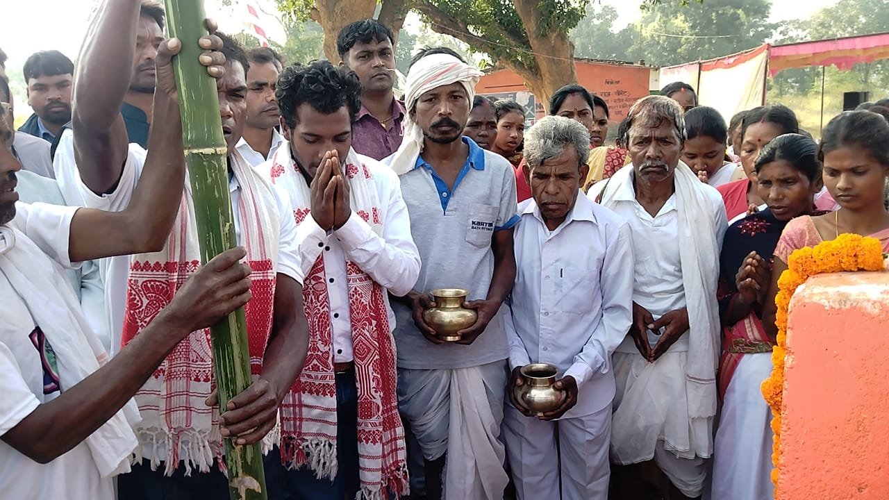 घाघरा के चपका में शहीद संतोष उरांव की प्रतिमा स्थापित करने को लेकर किया गयाभूमि पूजन। घाघरा के चपका में शहीद संतोष उरांव की प्रतिमा स्थापित करने को लेकर किया गयाभूमि पूजन।