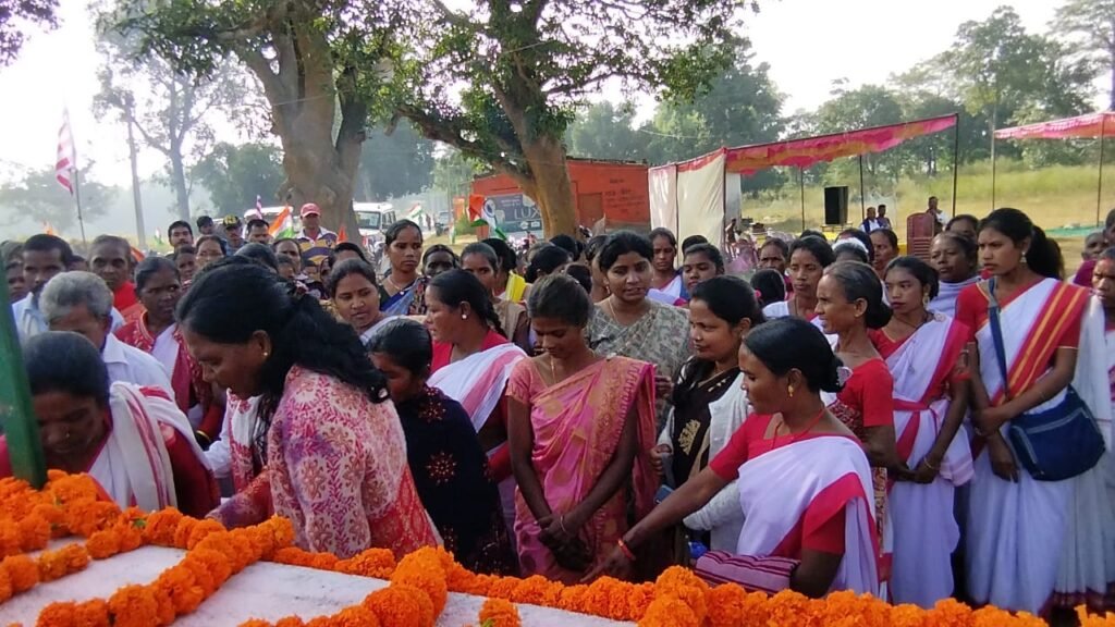 घाघरा के चपका में शहीद संतोष उरांव की प्रतिमा स्थापित करने को लेकर किया गयाभूमि पूजन। घाघरा के चपका में शहीद संतोष उरांव की प्रतिमा स्थापित करने को लेकर किया गयाभूमि पूजन।