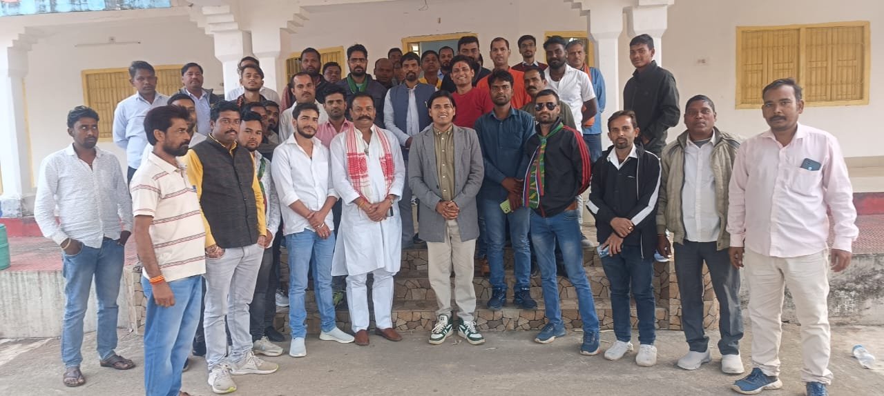 आजसू पार्टी के विस्तार को लेकर माको डाक बंगला में रविवार को समीक्षा बैठक हुई। आजसू पार्टी के विस्तार को लेकर माको डाक बंगला में रविवार को समीक्षा बैठक हुई।