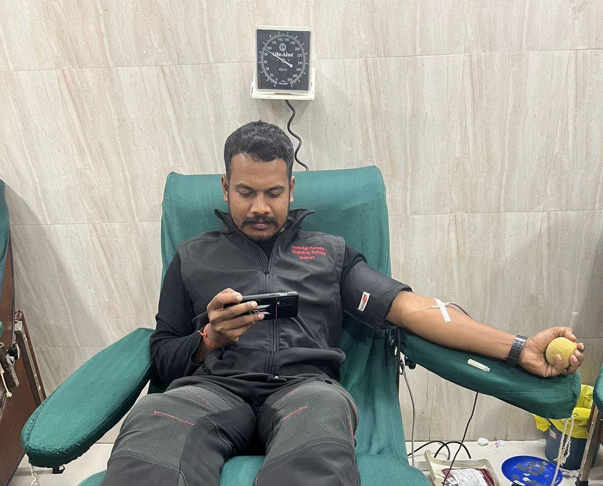 मिशन बदलाव के पवन कुमार ने राँची में ईलाजरत 5 महीने के बच्चे के लिये किया रक्तदान। मिशन बदलाव के पवन कुमार ने राँची में ईलाजरत 5 महीने के बच्चे के लिये किया रक्तदान।