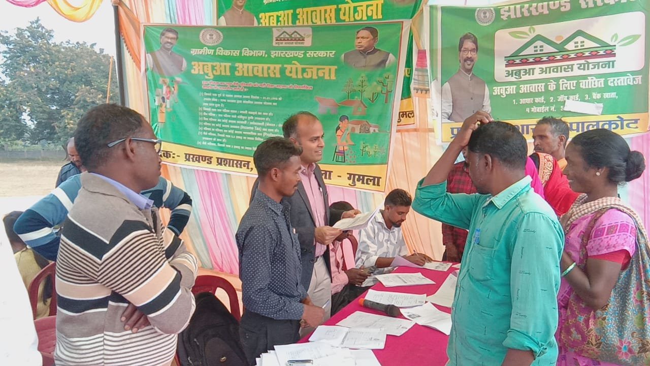 पालकोट प्रखंड के बघीमा पंचायत में लगे "आपकी योजना आपकी सरकार आपके द्वार" कार्यक्रम के तहत उपायुक्त ने किया शिविर का निरीक्षण।
