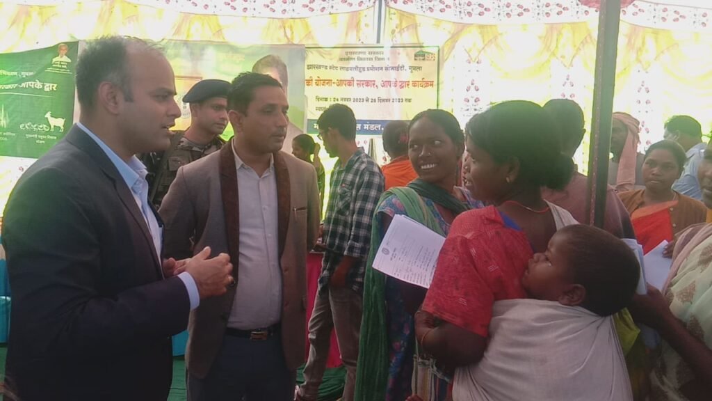 रायडीह प्रखंड के परसा पंचायत में लगे आपकी योजना आपकी सरकार आपके द्वार कार्यक्रम के तहत लगे शिवर का उपायुक्त ने किया निरीक्षण।