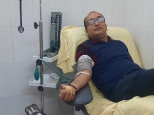 मिशन बदलाव के अधिवक्ता सेल सदस्य सचिदानंद गोप और नीलेश मिश्रा ने सदर अस्पताल गुमला में 2 यूनिट रक्तदान किया