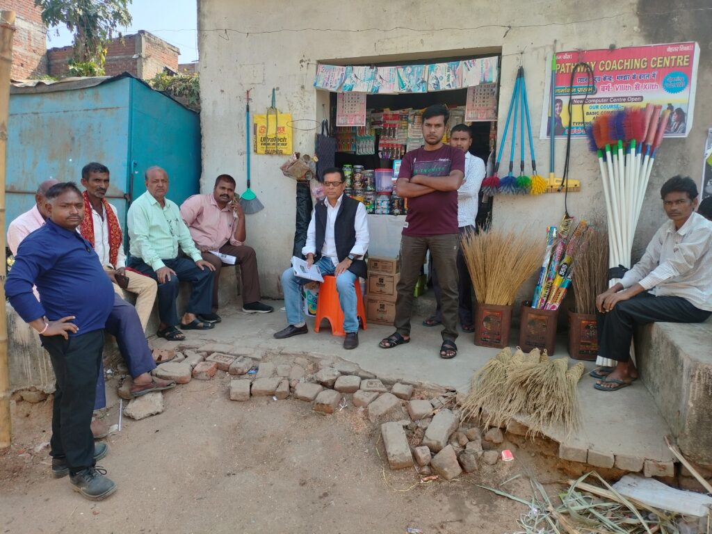 पीपल के पेड़ काटने से ग्रामीण नाराज,आवेदन देकर कार्रवाई की मांग की किया गया पीपल के पेड़ काटने से ग्रामीण नाराज,आवेदन देकर कार्रवाई की मांग की किया गया
