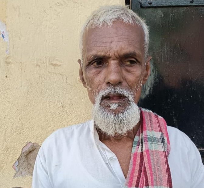 मैं जिंदा हूं साहब,आखिर कितनी बार कहूँ, पेंशन के लिए दर दर भटक रहा है -मो. शफीक मैं जिंदा हूं साहब,आखिर कितनी बार कहूँ, पेंशन के लिए दर दर भटक रहा है -मो. शफीक