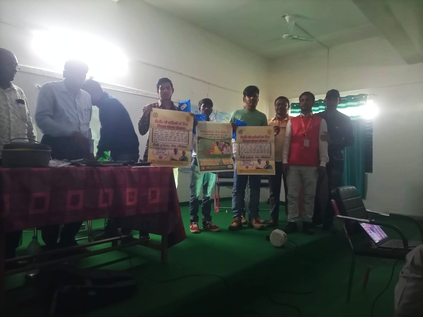टीबी रोग से बचाव को लेकर जिला यक्ष्मा केन्द्र, लातेहार एवम पिरामल स्वास्थ्य के कर्मचारियों द्वारा फैलाया गया जागरुकता ।