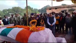 उग्रवादियों द्वारा बिछाए गए आईईडी विस्फोट में शहीद जवान संतोष उरांव के पार्थिव शरीर पर राज्यपाल श्री सी. पी. राधाकृष्णन एवं मुख्यमंत्री हेमन्त सोरेन ने माल्यार्पण कर श्रद्धांजलि अर्पित की।