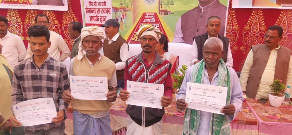 बालूमाथ पंचायत भवन में आयोजित आपकी योजना आपकी सरकार आपके द्वार कार्यक्रम का विधायक लातेहार ने किया उद्घाटन. बालूमाथ पंचायत भवन में आयोजित आपकी योजना आपकी सरकार आपके द्वार कार्यक्रम का विधायक लातेहार ने किया उद्घाटन.