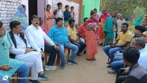 नाबालिग छात्रा हत्याकांड मामले में पीड़ित परिजनों से मिलने पहुंचे पूर्व सासंद