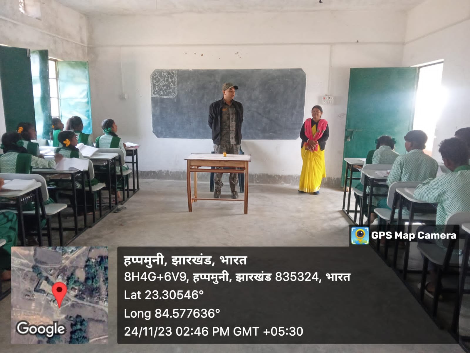 घाघरा थाना प्रभारी के द्वारा बेहतर प्रदर्शन करने वाले बच्चों को किया गया पुरस्कृत।