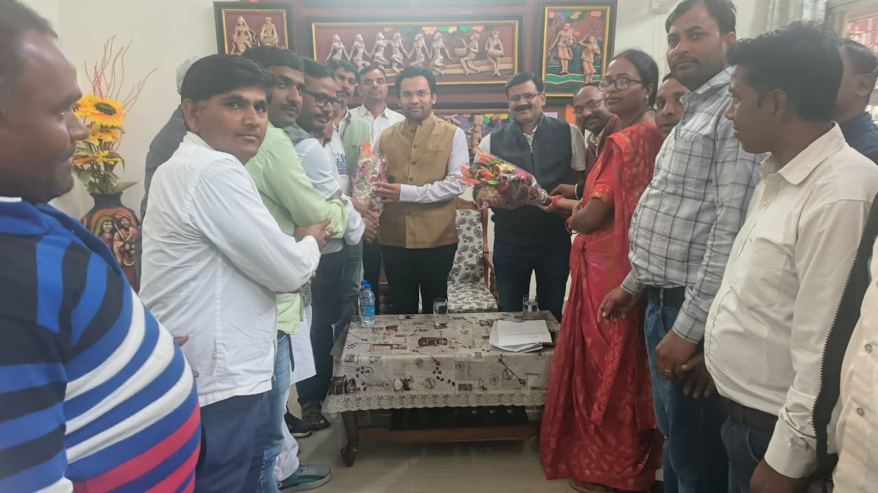 पारा शिक्षकों ने उपायुक्त को बुके देकर किया सम्मानित.