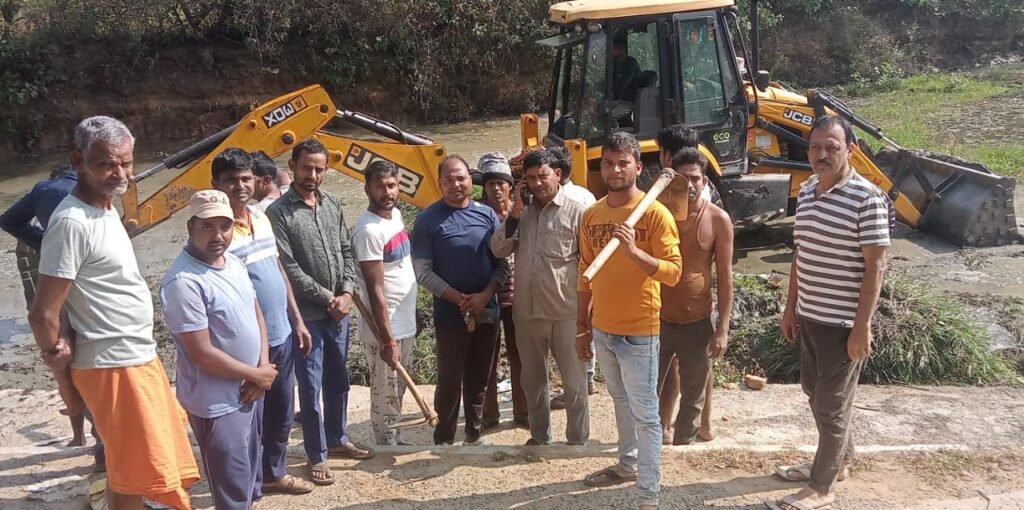 छठ घाट की ग्रामीणों ने श्रमदान कर किया साफ सफाई. छठ घाट की ग्रामीणों ने श्रमदान कर किया साफ सफाई.