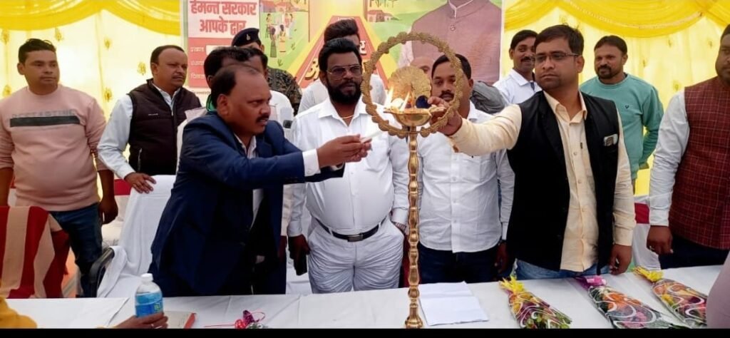 बालूमाथ पंचायत भवन में आयोजित आपकी योजना आपकी सरकार आपके द्वार कार्यक्रम का विधायक लातेहार ने किया उद्घाटन. बालूमाथ पंचायत भवन में आयोजित आपकी योजना आपकी सरकार आपके द्वार कार्यक्रम का विधायक लातेहार ने किया उद्घाटन.
