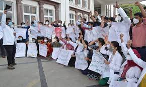 मणिपुर : परीक्षा में शामिल होने से रोके जाने के बाद एमबीबीएस छात्रों ने किया विरोध प्रदर्शन. मणिपुर : परीक्षा में शामिल होने से रोके जाने के बाद एमबीबीएस छात्रों ने किया विरोध प्रदर्शन.