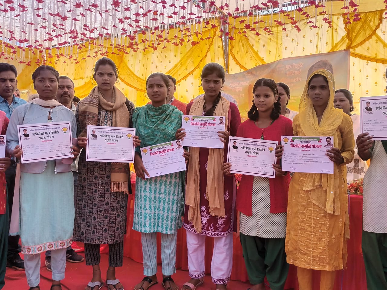 आपकी योजना आपकी सरकार आपके द्वार" कार्यक्रम के तहत लाभुकों को विभिन्न योजनाओं के तहत ऑन द स्पॉट दिया जा रहा है लाभ,