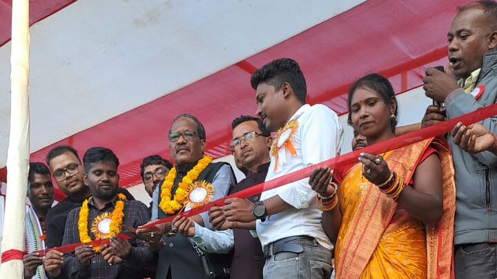 बसिया प्रखंड का बम्बयारी में डाईर जतरा का उद्घाटन विधायक जिगा सुसारन होरों ने फीता काट कर किया. बसिया प्रखंड का बम्बयारी में डाईर जतरा का उद्घाटन विधायक जिगा सुसारन होरों ने फीता काट कर किया.