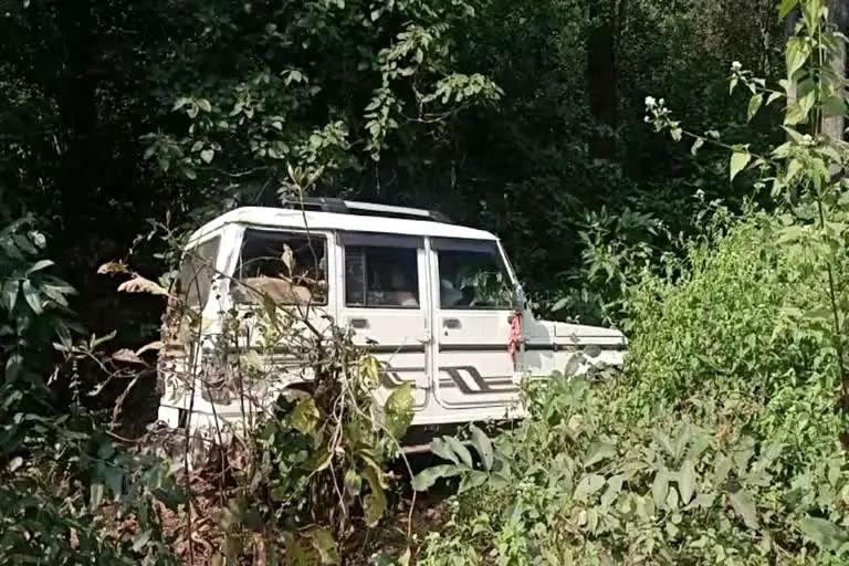 पुलिस वाहन और बाइक सवार की सीधी जबरजस्त टक्कर:एक की मौत,दो घायल