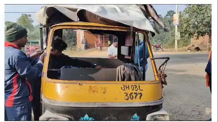 लातेहार: तेज रफ्तार ऑटो अनियंत्रित होकर पलटने से एक की मौत,तीन गंभीर रूप से घायल।