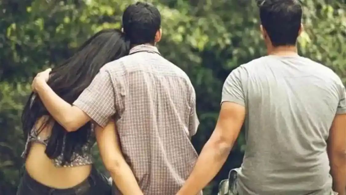 प्यार का बुखार:शादीशुदा महिला तीन बच्चों को छोड़कर आशिक संग फरार। प्यार का बुखार:शादीशुदा महिला तीन बच्चों को छोड़कर आशिक संग फरार।
