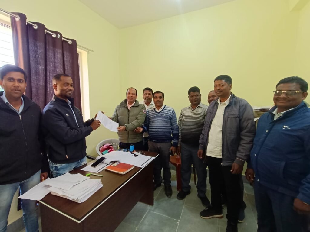 अनिश्चितकालीन हड़ताल को लेकर डीलर संघ ने सौंपा ज्ञापंन