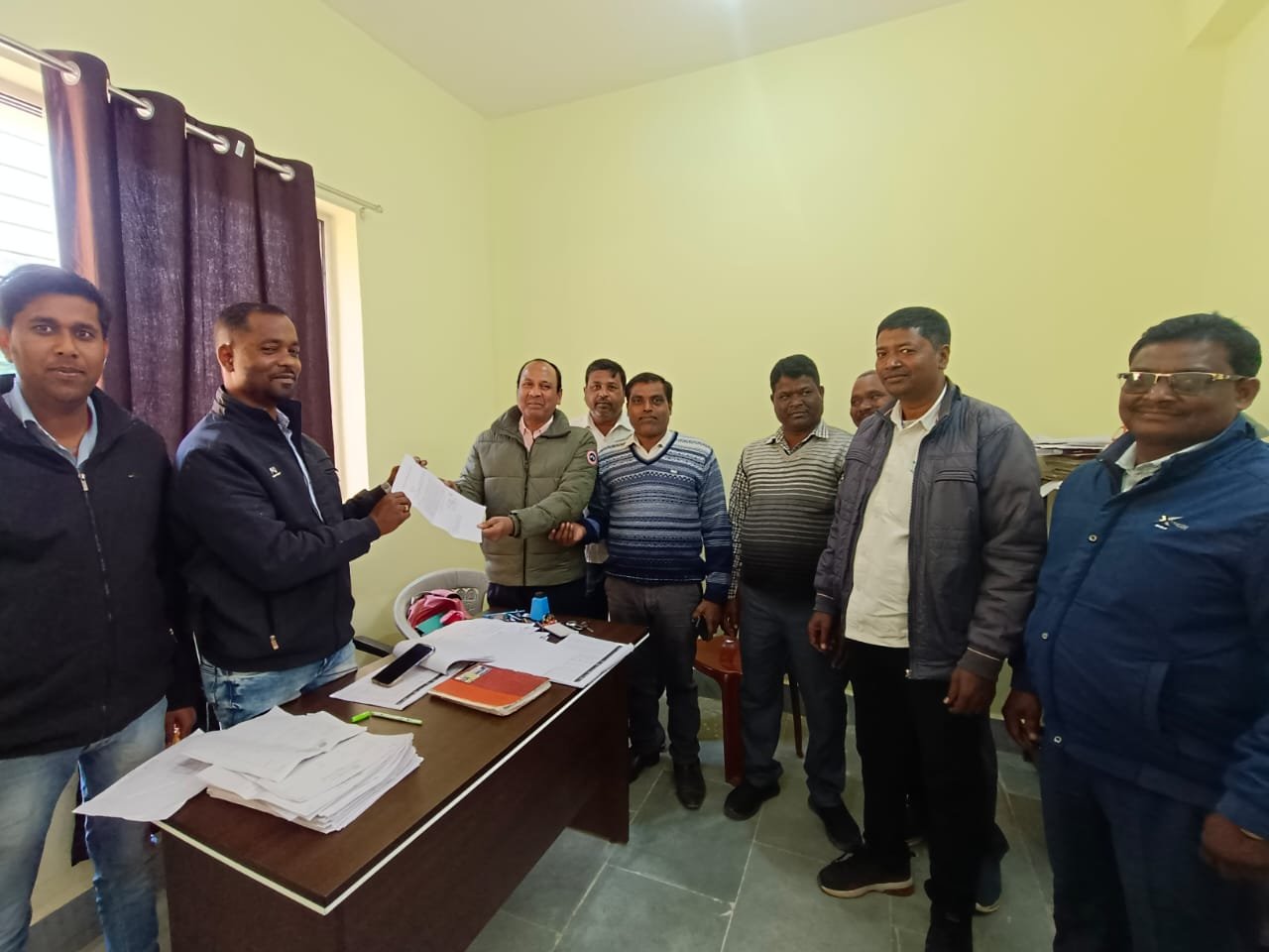 अनिश्चितकालीन हड़ताल को लेकर डीलर संघ ने सौंपा ज्ञापंन