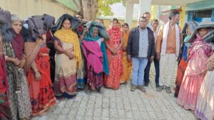 ठंड को देखते हुए कुपा पंचायत सभागार कक्ष में जरूरतमंद बीच किया गया कंबल वितरण।