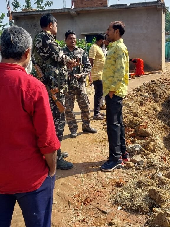 पीसीसी ईट सोलिंग रोड को तोड़कर बोंड्री देने से नाराज ग्रामीणों ने सदर थाना में आवेदन देकर किया करवाई की मांग।
