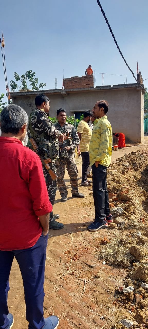 पीसीसी ईट सोलिंग रोड को तोड़कर बोंड्री देने से नाराज ग्रामीणों ने सदर थाना में आवेदन देकर किया करवाई की मांग। पीसीसी ईट सोलिंग रोड को तोड़कर बोंड्री देने से नाराज ग्रामीणों ने सदर थाना में आवेदन देकर किया करवाई की मांग।