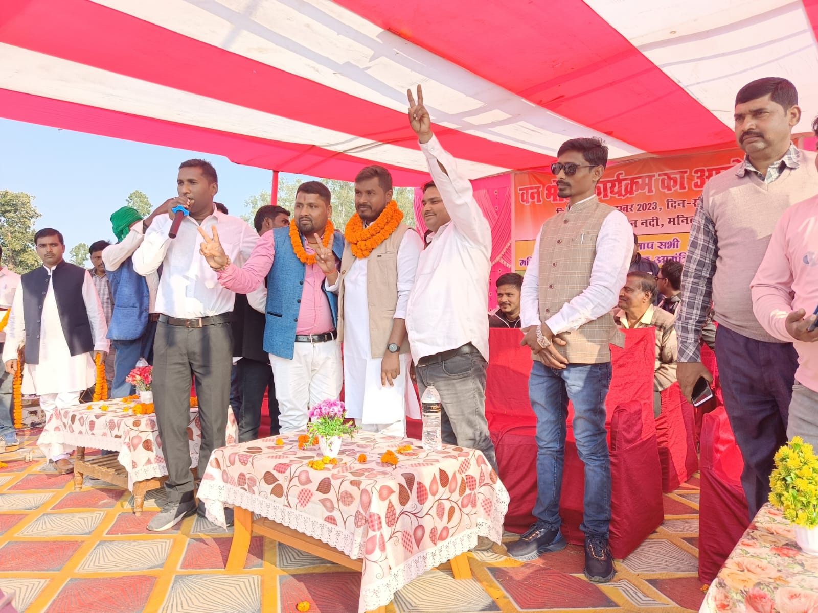 मनिका:वनवोज मिलन समारोह सह राजनैतिक चेतना शिविर का किया गया आयोजन।