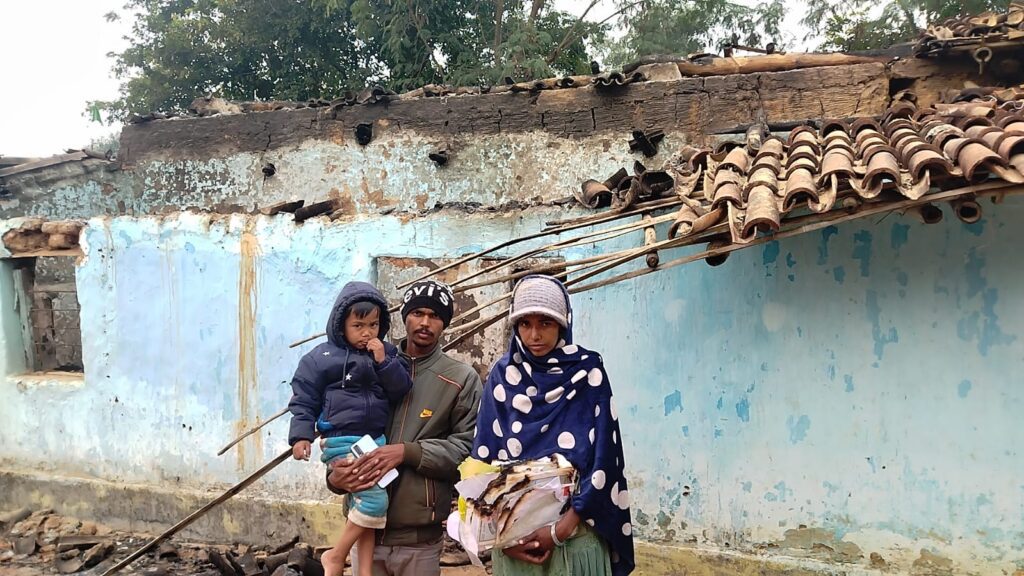 मनरेगा में भ्रष्टाचार के खिलाफ आवाज उठाने वाले इमरान ख़ान के घर को बिचौलियों ने जला डाला घर:तकरीबन 7लाख का नुकसान