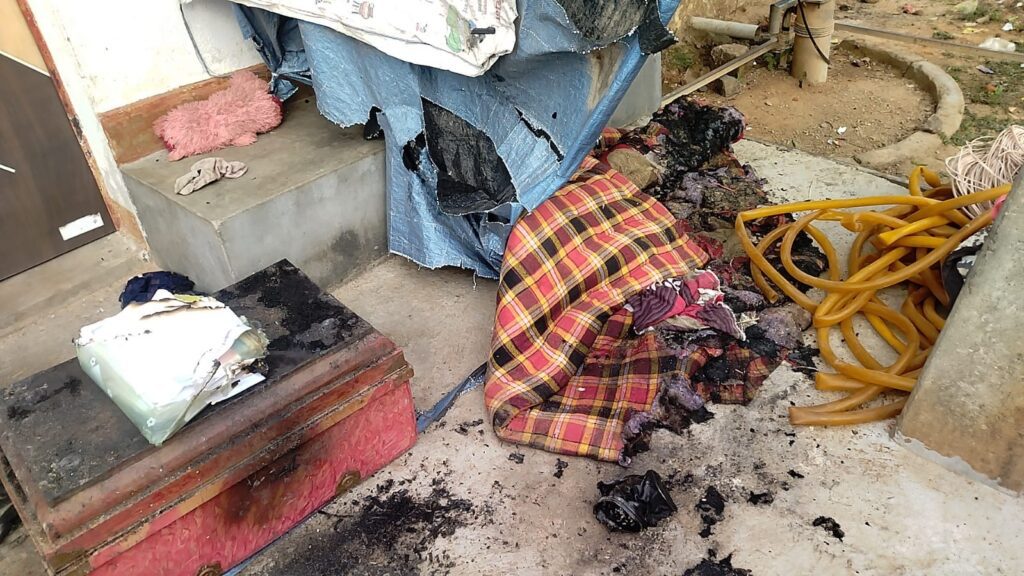 मनरेगा में भ्रष्टाचार के खिलाफ आवाज उठाने वाले इमरान ख़ान के घर को बिचौलियों ने जला डाला घर:तकरीबन 7लाख का नुकसान