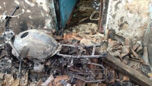 मनरेगा में भ्रष्टाचार के खिलाफ आवाज उठाने वाले इमरान ख़ान के घर को बिचौलियों ने जला डाला घर:तकरीबन 7लाख का नुकसान