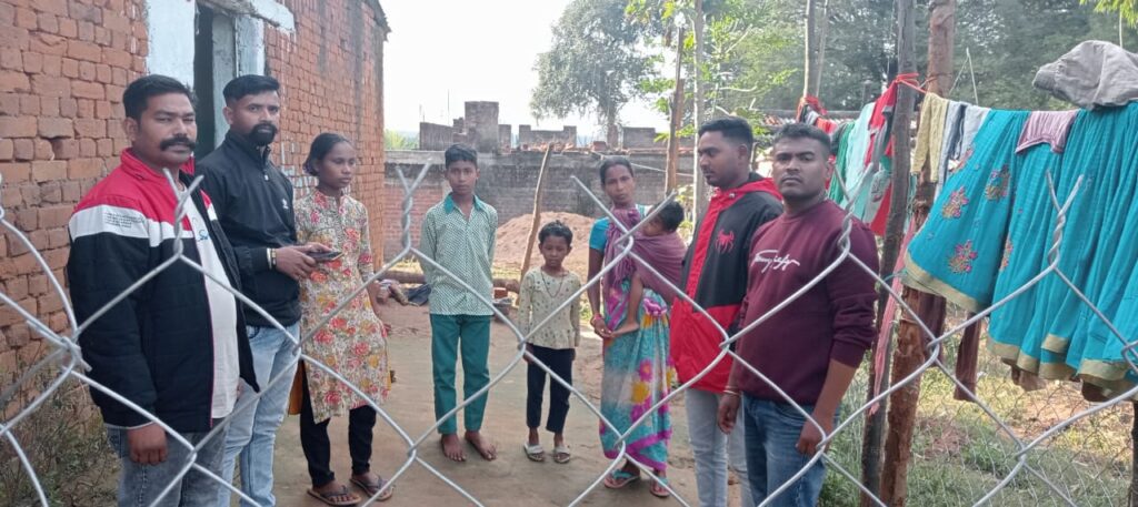 अहीर सेना के नेता बैजनाथ गोप के परिजनों से मिले.हाल-चाल लिया। अहीर सेना के नेता बैजनाथ गोप के परिजनों से मिले.हाल-चाल लिया।