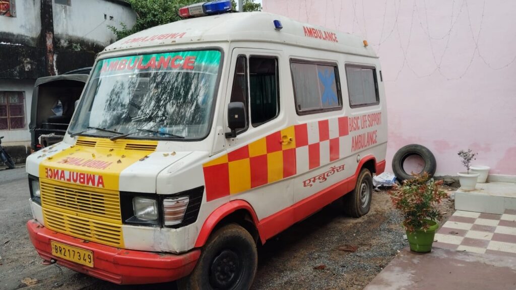एंबुलेंस से शराब ले जाते तीन लोगों को पुलिस ने किया गिरफ्तार. एंबुलेंस से शराब ले जाते तीन लोगों को पुलिस ने किया गिरफ्तार.