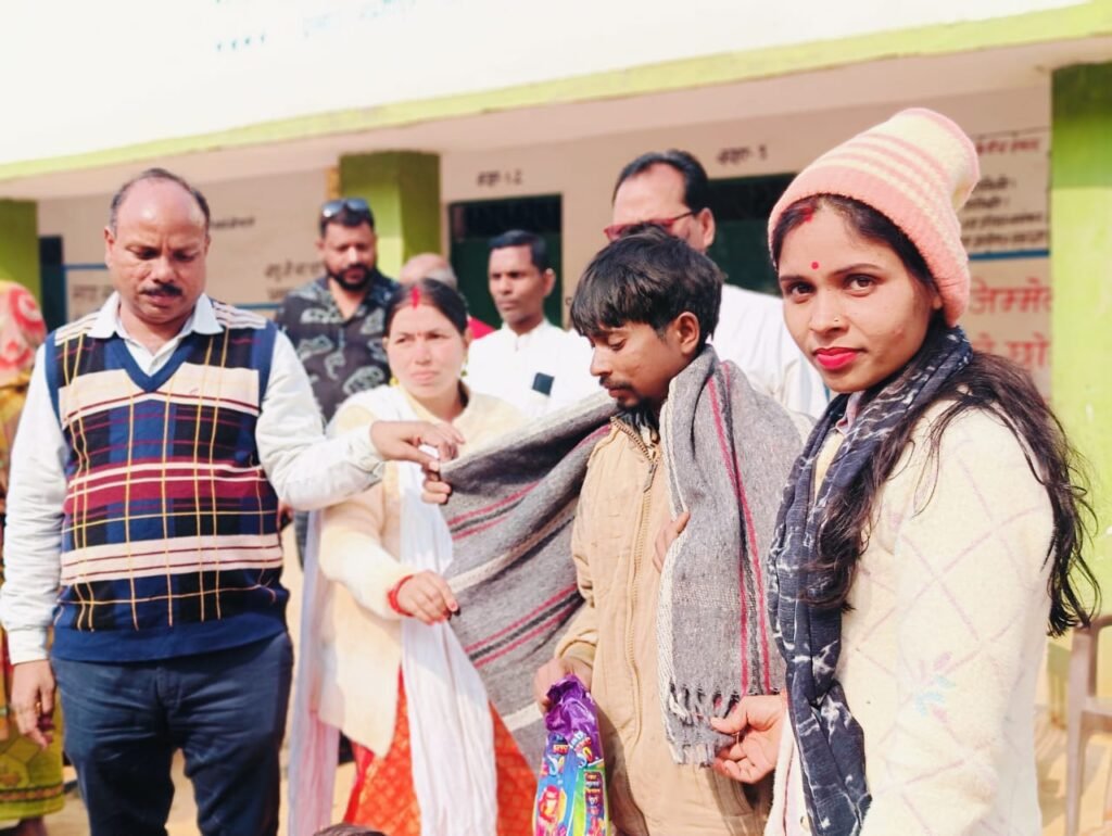 प्रशासन द्वारा ठंड को देखते हुए लगातार जरुरतमंदों के बीच किया जा रहा है कंबल का वितरण प्रशासन द्वारा ठंड को देखते हुए लगातार जरुरतमंदों के बीच किया जा रहा है कंबल का वितरण