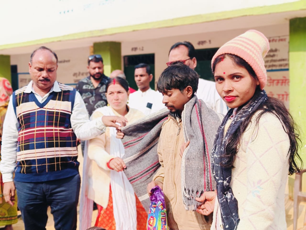 प्रशासन द्वारा ठंड को देखते हुए लगातार जरुरतमंदों के बीच किया जा रहा है कंबल का वितरण