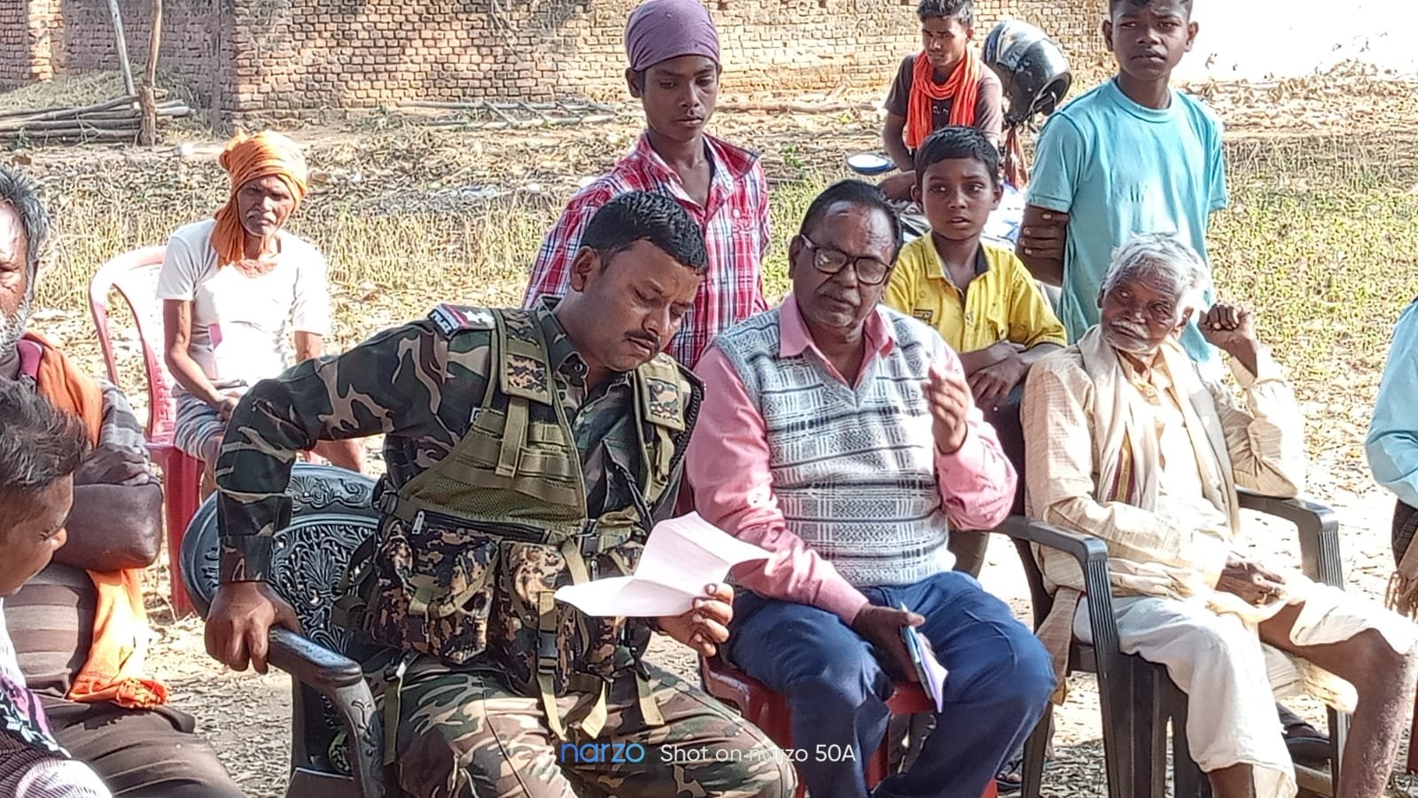 छिपादोहर थाना प्रभारी के द्वारा ग्राम ओपाग आकर ग्रामीणों के बीच विवादों का किया निष्पादन. छिपादोहर थाना प्रभारी के द्वारा ग्राम ओपाग आकर ग्रामीणों के बीच विवादों का किया निष्पादन.