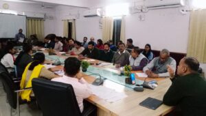 जिले में संचालित "आपकी योजना,आपकी सरकार आपके द्वार" कार्यक्रम से संबंधित उपायुक्त ने की वारिया अधिकारियों के साथ समीक्षात्मक बैठक