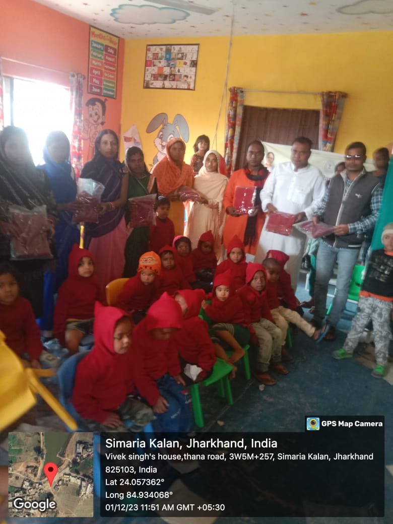 आंगनबाड़ी केंद्र में जिला परिषद ने की बच्चों के बीच स्वेटर वितरण आंगनबाड़ी केंद्र में जिला परिषद ने की बच्चों के बीच स्वेटर वितरण