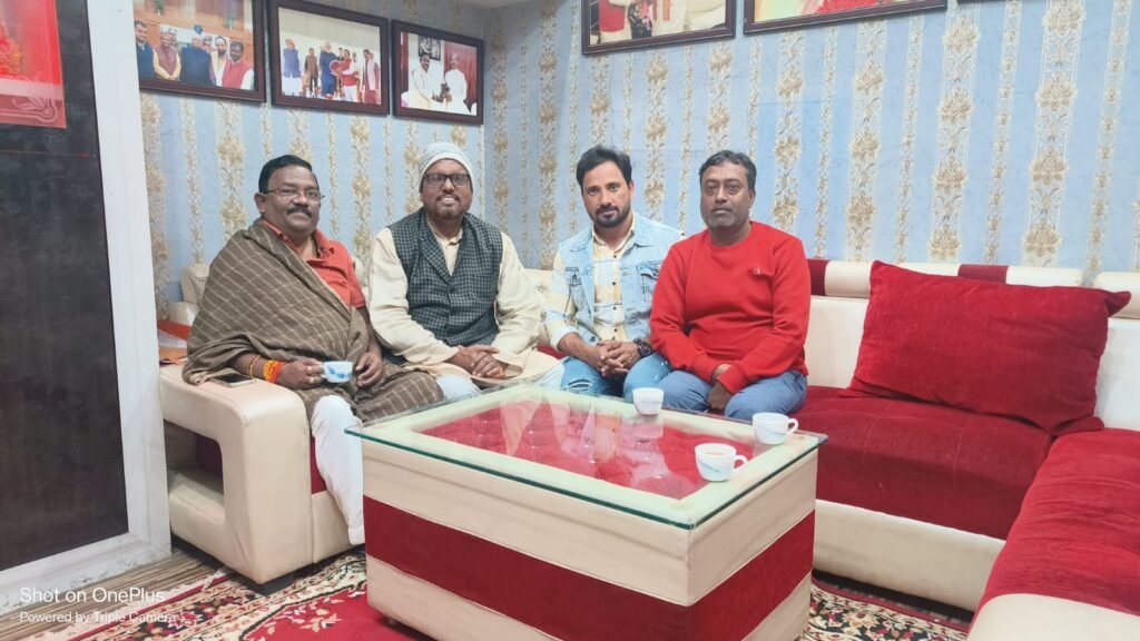 बिजली पानी और मूलभूत सुविधाएं को लेकर विधायक से मिले मजदूर नेता