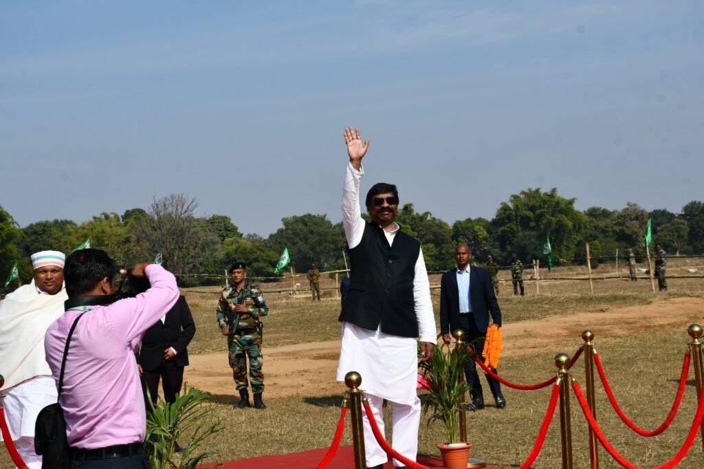 मुख्यमंत्री श्री हेमन्त सोरेन गुमला के कसीरा पंचायत स्थित छापर टोली में आयोजित "आपकी योजना, आपकी सरकार, आपके द्वार" कार्यक्रम में शामिल हुए।