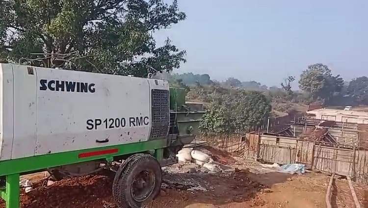 भाकपा माओवादी के नक्सलियों ने पुल निर्माण में लगे कंप्रेशन मशीन को किया आग के हवाले:हुआ लाखों का नुकसान