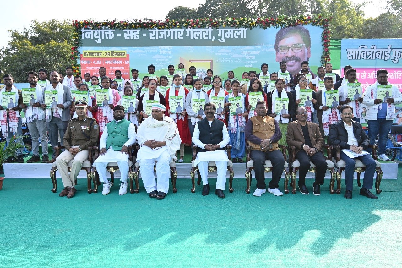 मुख्यमंत्री श्री हेमन्त सोरेन गुमला के कसीरा पंचायत स्थित छापर टोली में आयोजित "आपकी योजना, आपकी सरकार, आपके द्वार" कार्यक्रम में शामिल हुए।