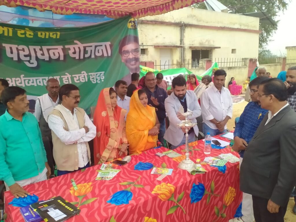 राजहरा पंचायत के पंचायत परिसर में आपकी योजना आपकी सरकार आपके द्वार कार्यक्रम शिविर का दीप प्रज्वलित कर किया गया शुभारंभ राजहरा पंचायत के पंचायत परिसर में आपकी योजना आपकी सरकार आपके द्वार कार्यक्रम शिविर का दीप प्रज्वलित कर किया गया शुभारंभ
