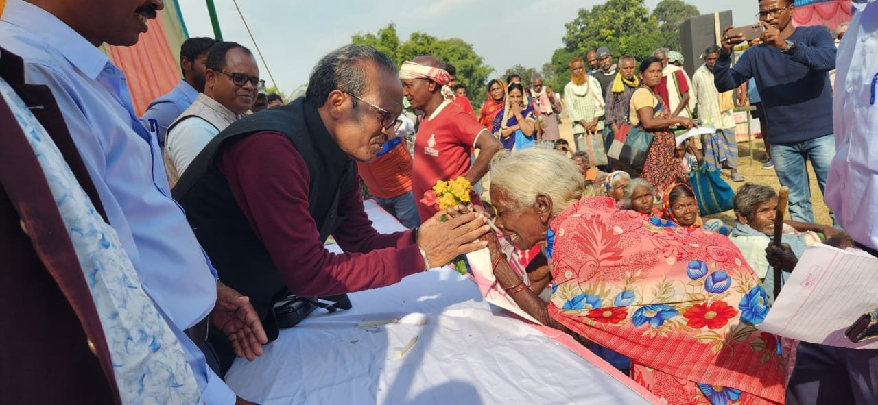 भरनो के दूम्बो पंचायत में आपकी योजना आपकी सरकार आपके द्वार कार्यक्रम का आयोजन, विधायक जिगा मुंडा हुए शामिल। भरनो के दूम्बो पंचायत में आपकी योजना आपकी सरकार आपके द्वार कार्यक्रम का आयोजन, विधायक जिगा मुंडा हुए शामिल।