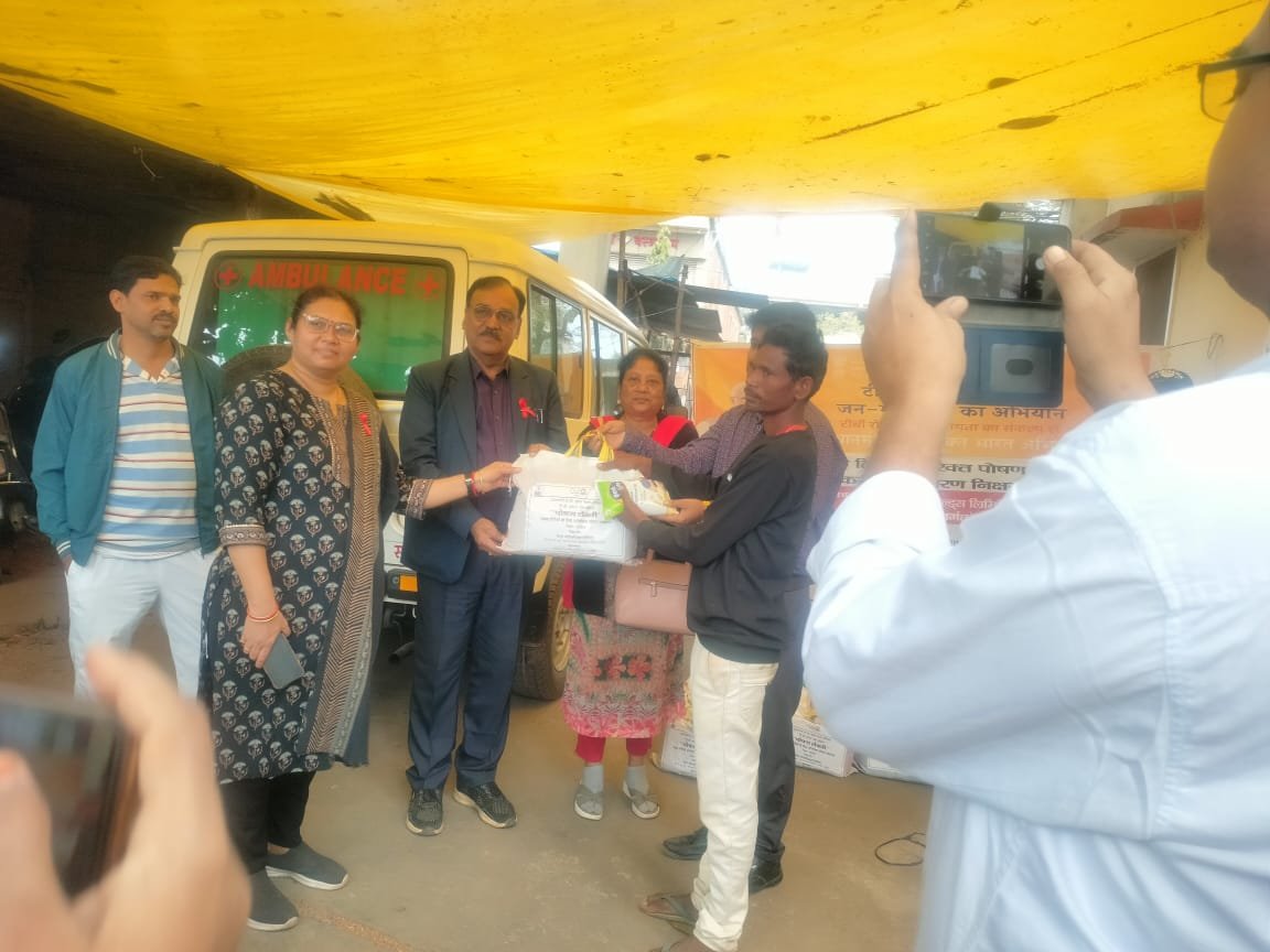 लातेहार:सिविल सर्जन के द्वारा टीबी मरीजों के बिच पोषण टोकरी का वितरण किया गया।