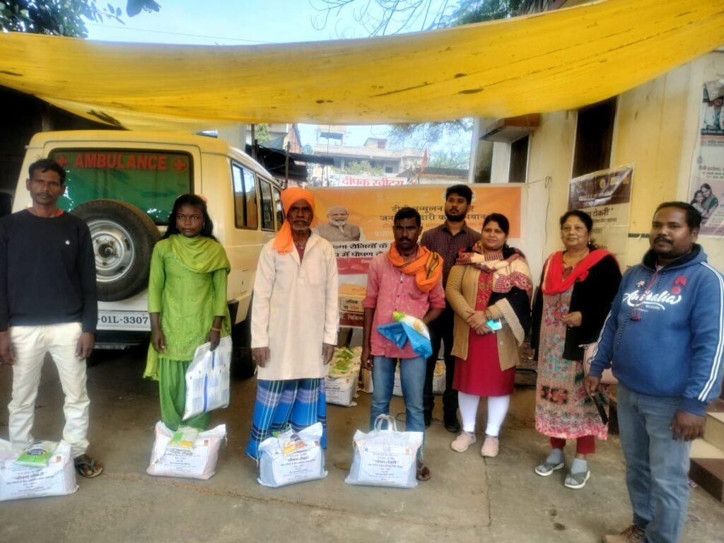 लातेहार:सिविल सर्जन के द्वारा टीबी मरीजों के बिच पोषण टोकरी का वितरण किया गया।