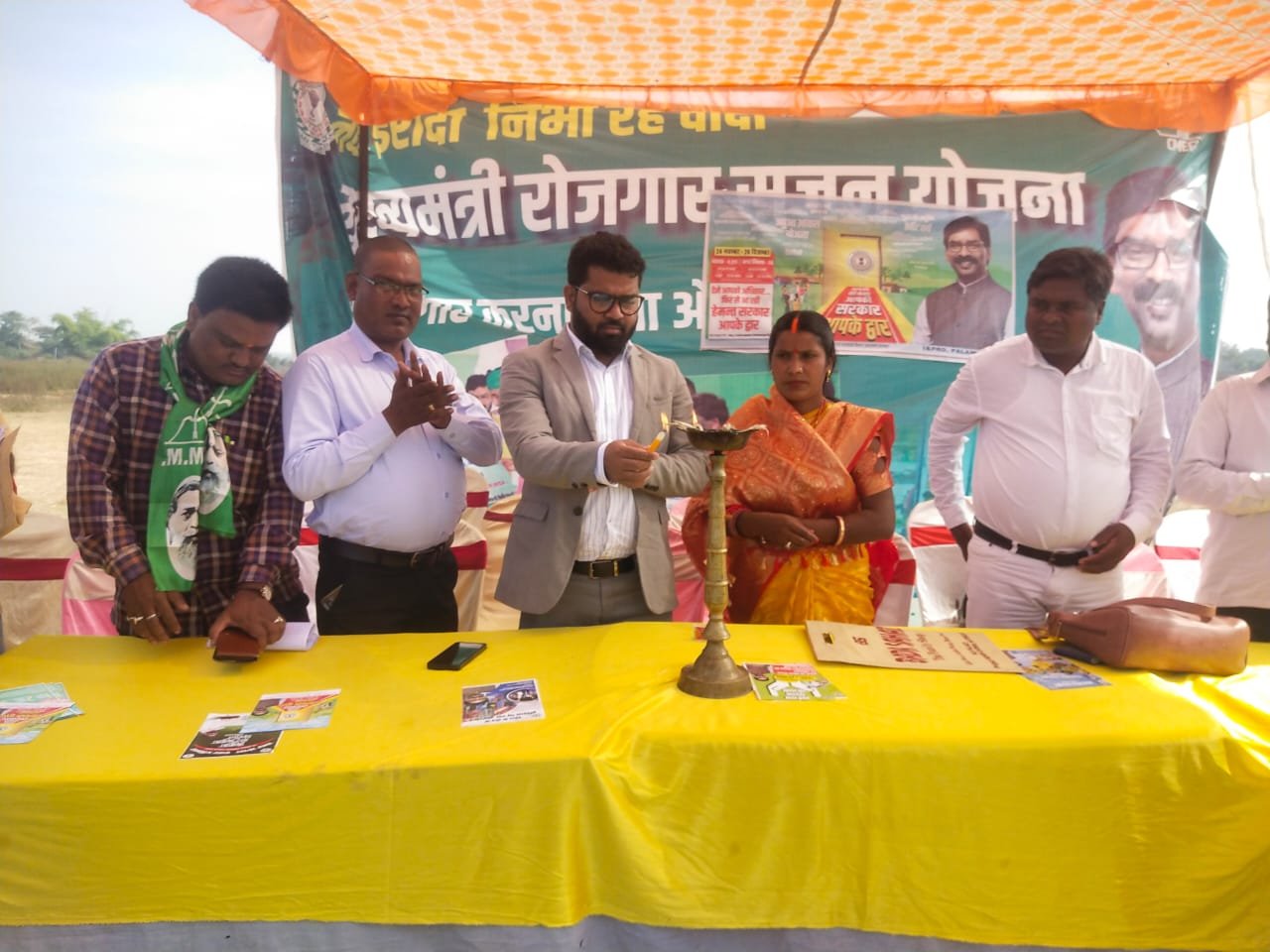 रबदा में सरकार आपके द्वार कार्यक्रम में लगे 21 स्टोलों का बीडीओ ने किया निरीक्षण रबदा में सरकार आपके द्वार कार्यक्रम में लगे 21 स्टोलों का बीडीओ ने किया निरीक्षण